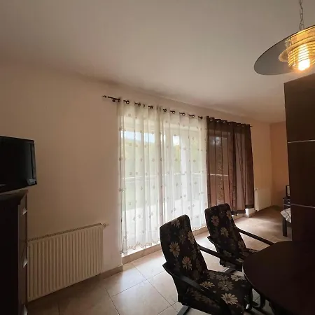 Riverside & Mountain View דירה *