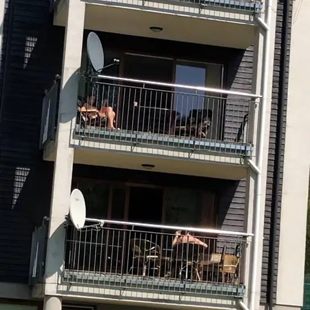 Riverside & Mountain View דירה