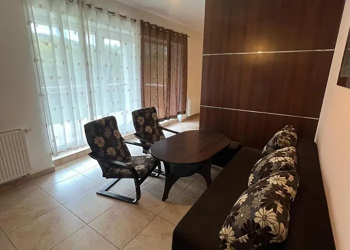 Riverside & Mountain View דירה