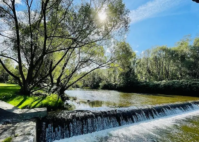 Riverside & Mountain View דירה